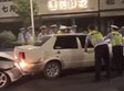 השוטרים מנסים לעצור את הנהג